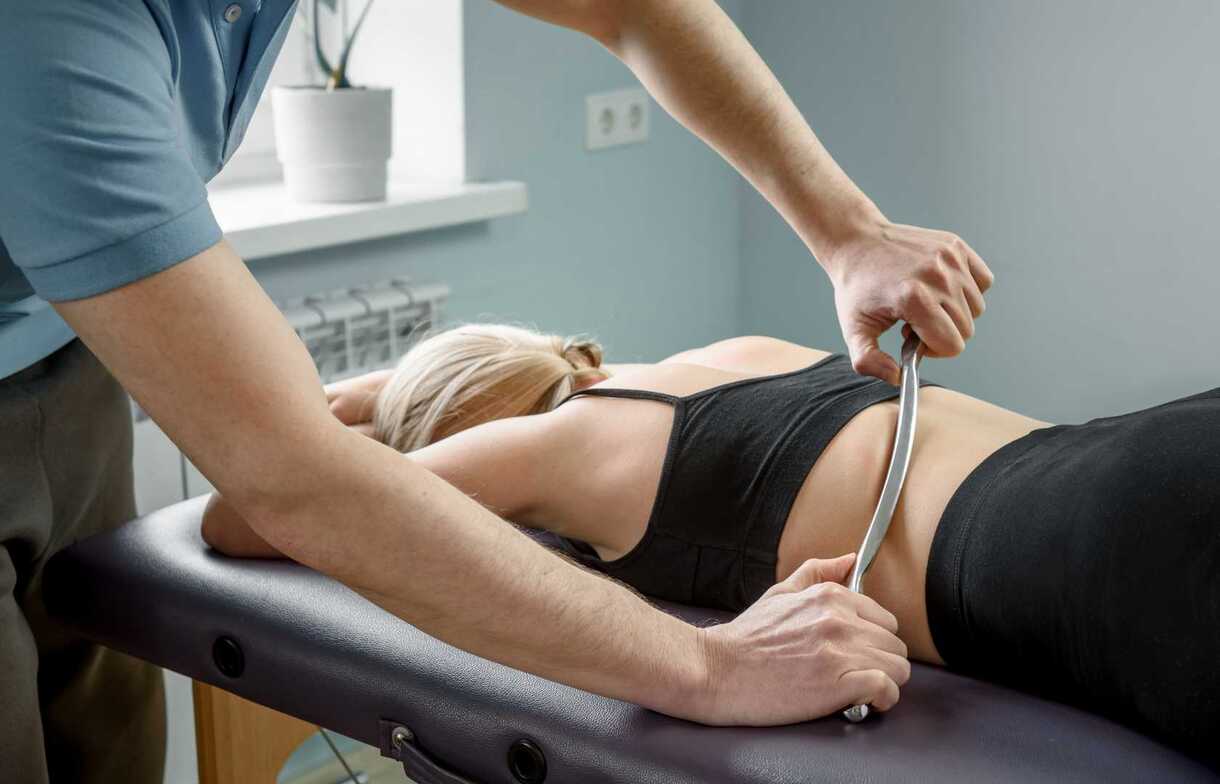 Chiropractor using graston technique